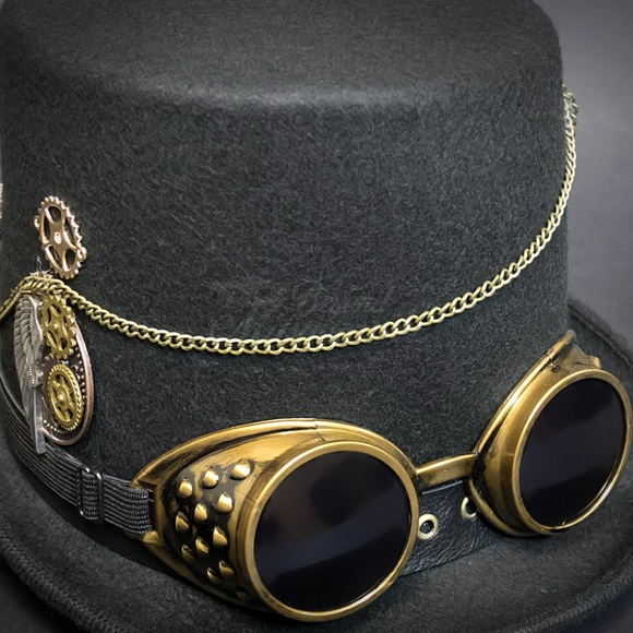 Steampunk Top Hat Goggles Chains and Gears Detail - Picture 3 of 4